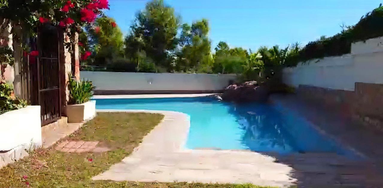 - Kitchen, Pool, Barbecue And Large Garden Habitación en casa particular *