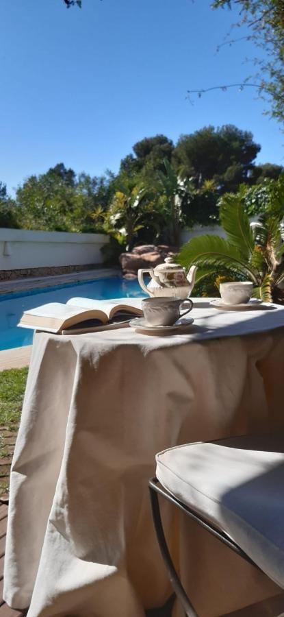 - Kitchen, Pool, Barbecue And Large Garden
