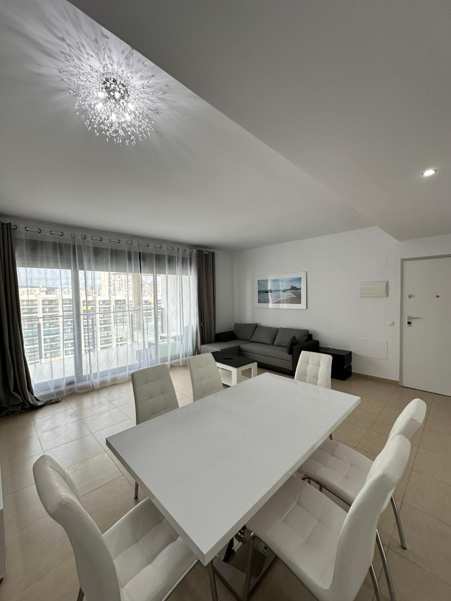 Apartment Luxurious, Newly-renovated Large 2-bedroom By The Beach *
