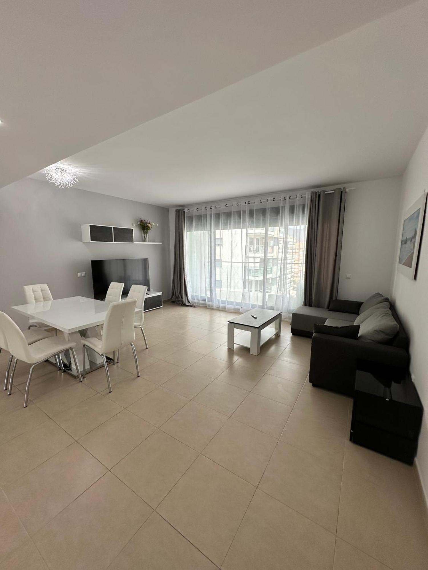 Luxurious, Newly-renovated Large 2-bedroom By The Beach Benidorm