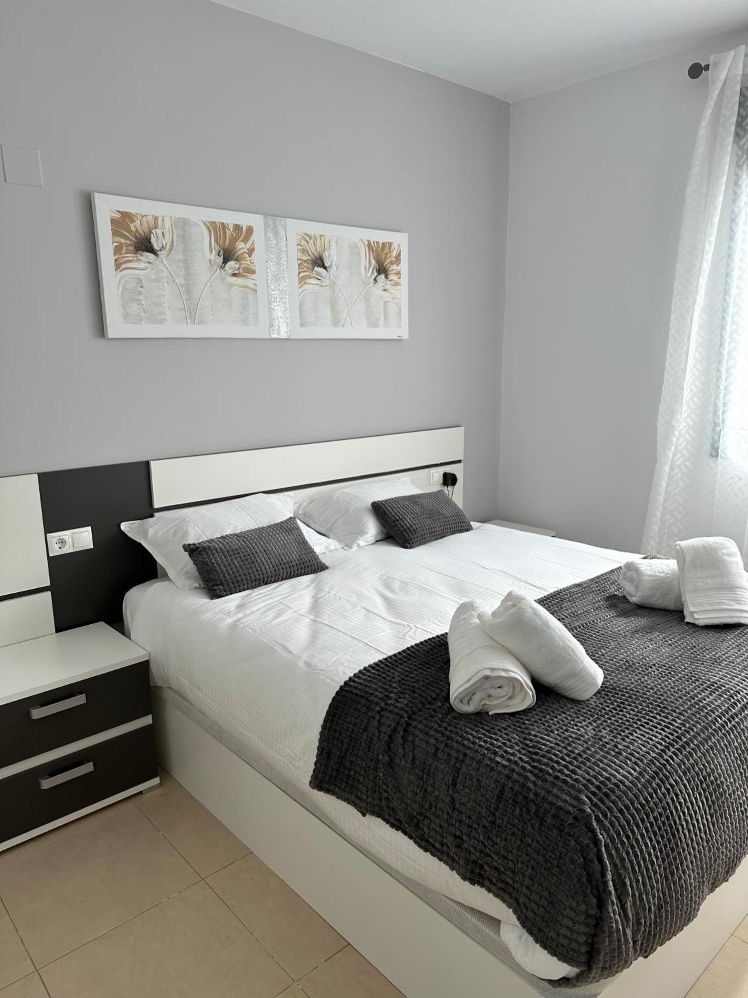 Luxurious, Newly-renovated Large 2-bedroom By The Beach Benidorm