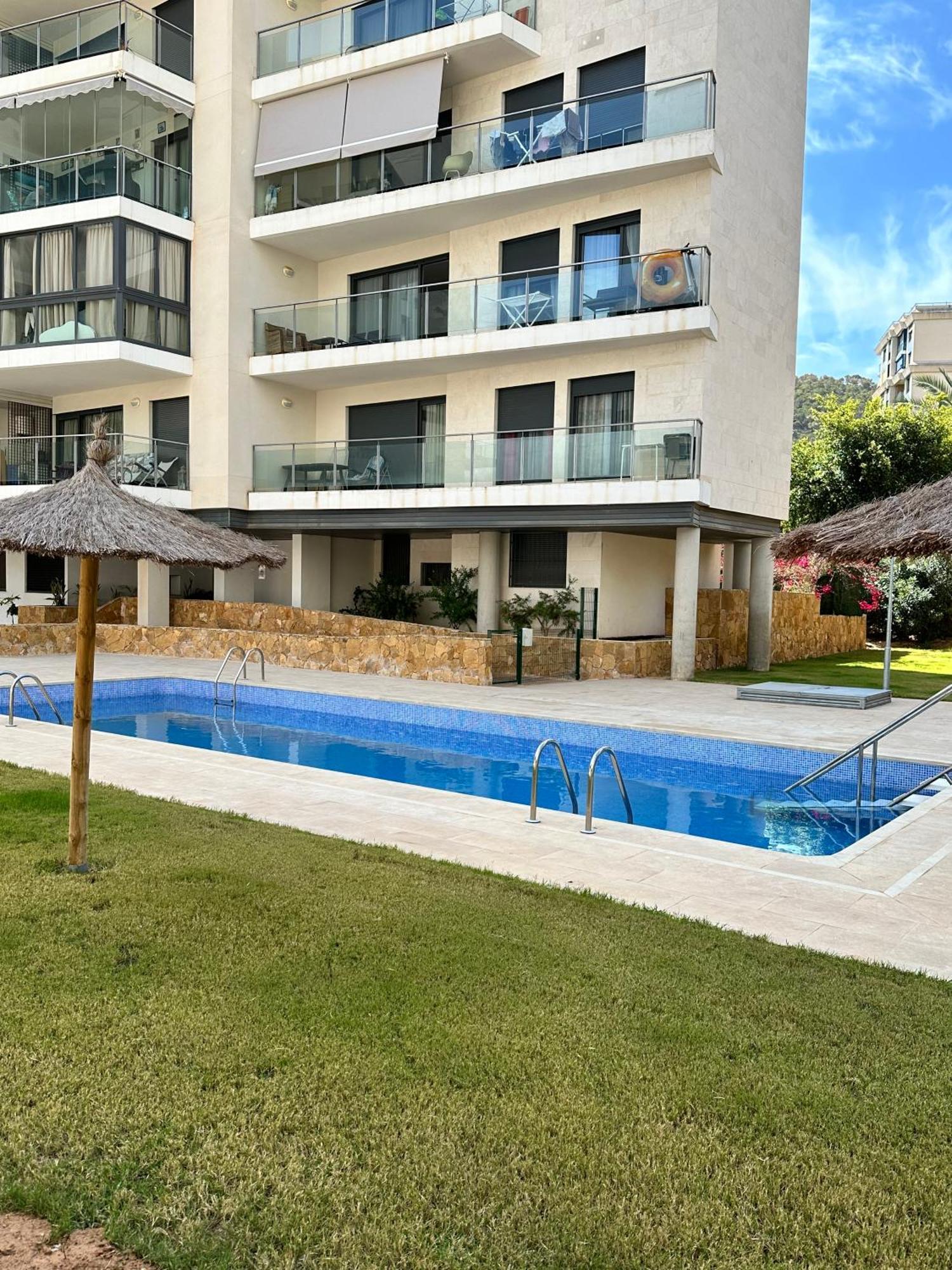 Apartment Luxurious, Newly-renovated Large 2-bedroom By The Beach *