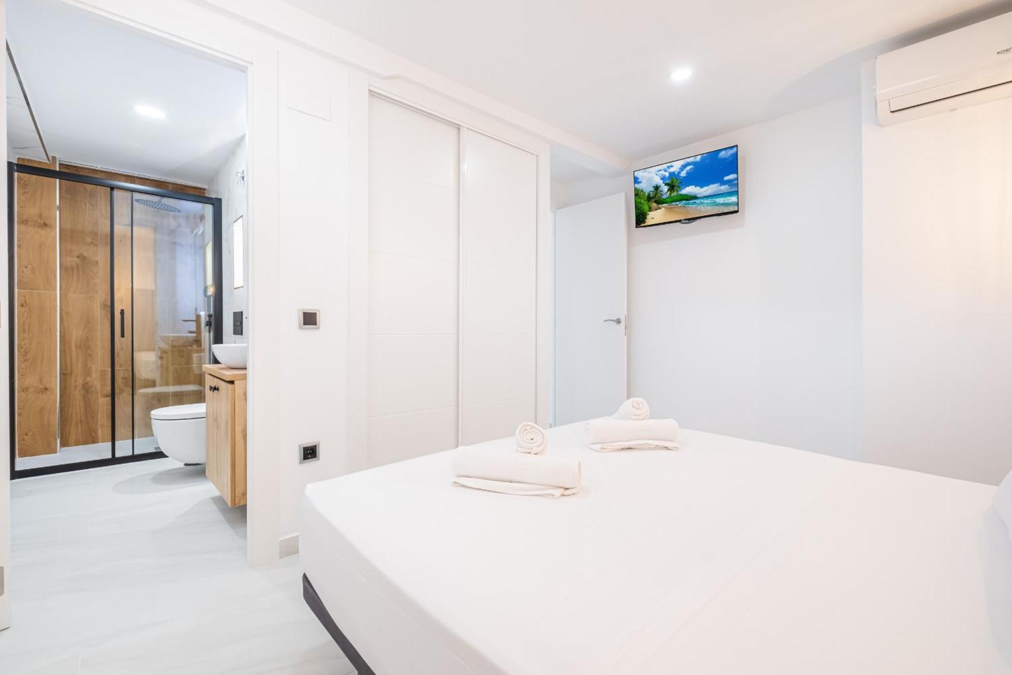 Halcon Deluxe 17-c Levante Apartment