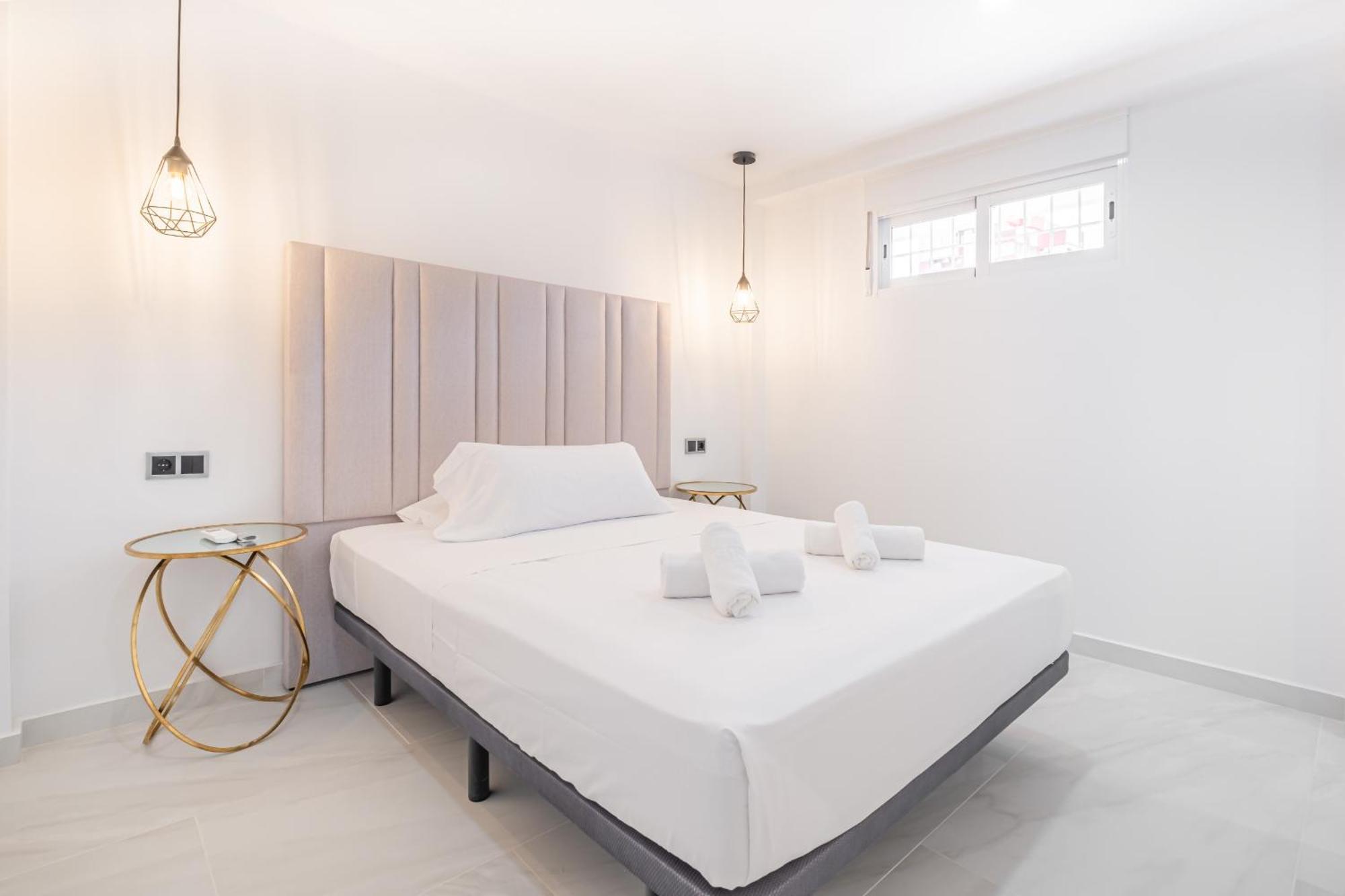 Halcon Deluxe 17-c Levante Apartment
