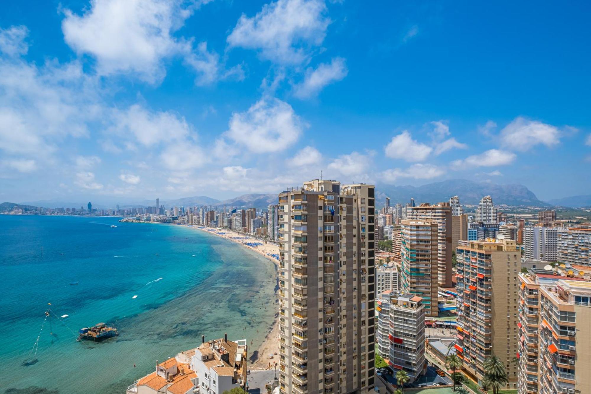 Halcon Deluxe 17-c Levante Apartment