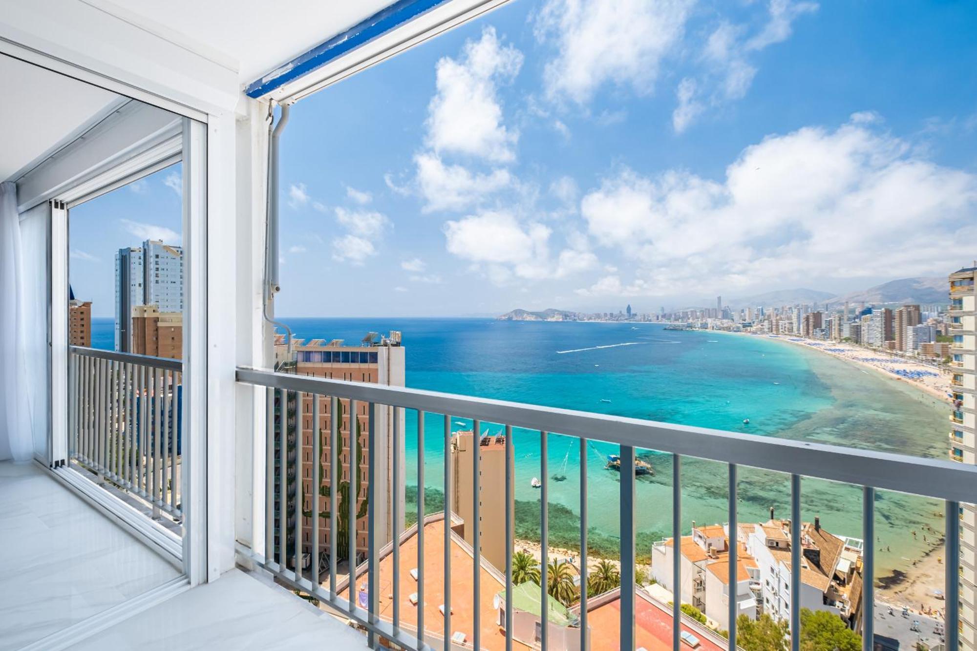 Halcon Deluxe 17-c Levante Apartment