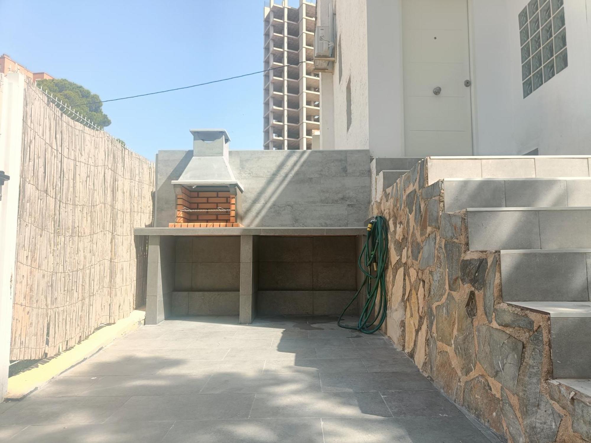 Casa Mya Con Terreno Privado Y Parking Compartido - A 800m De Playa Poniente Vakantiehuis