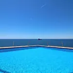 Terraza Con Piscina Privada Y Vistas Al Mar