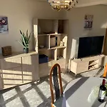 Cozy Apartment Just 8 Min Walk From The Beach!