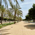 Executive 2 Bedroom Luxury Suite By The Beach With King-Size Bed