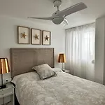 Apartamento Mediterraneo, Muy Centrico, En Plaza Triangular, Soleado, Con Jardines Y Piscina Y La Playa Enfrente Andando, Con Parking Exterior Comunitario