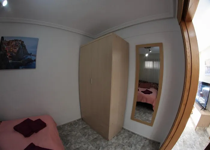 Cozy Apartment Just 8 Min Walk From The Beach!