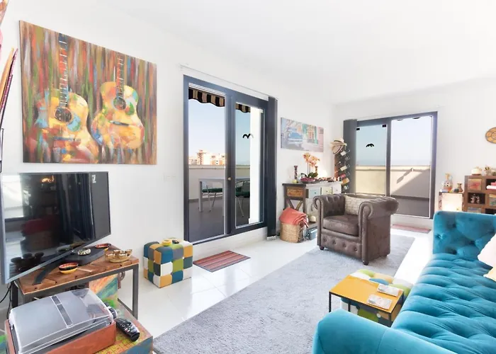 Old City Penthouse With Fantastic Views & Parking