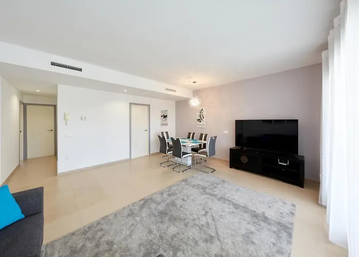 Luxurious Newly Renovated 2 Bedroom Condo By The Beach