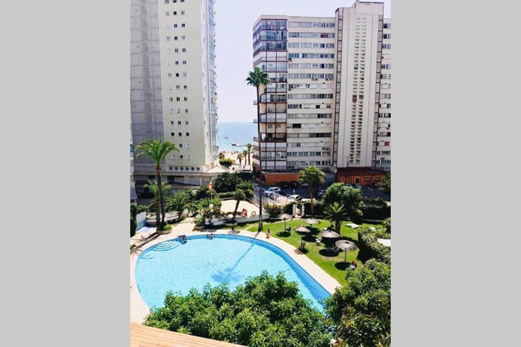 Mediterraneo, Muy Centrico, En Plaza Triangular, Soleado, Con Jardines Y Piscina Y La Playa Enfrente Andando, Con Parking Exterior Comunitario Appartement