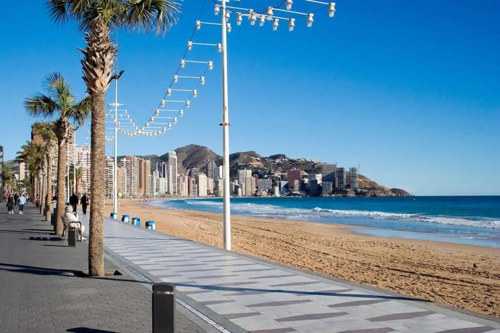 Mediterraneo, Muy Centrico, En Plaza Triangular, Soleado, Con Jardines Y Piscina Y La Playa Enfrente Andando, Con Parking Exterior Comunitario * Benidorm