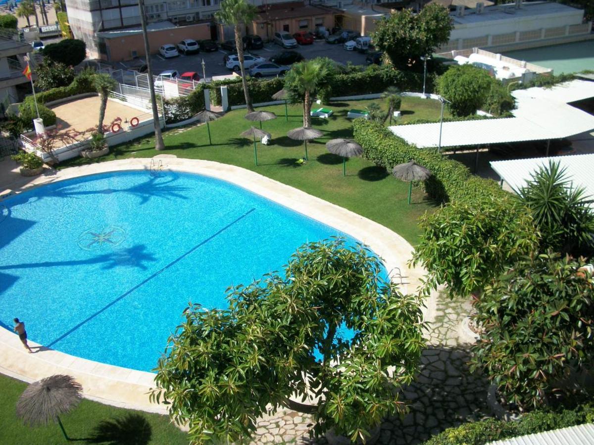 Mediterraneo, Muy Centrico, En Plaza Triangular, Soleado, Con Jardines Y Piscina Y La Playa Enfrente Andando, Con Parking Exterior Comunitario *