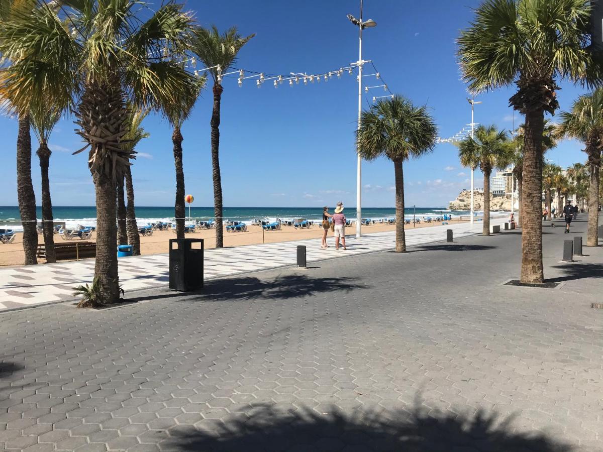 En Plaza Triangular Y Muy Cerca De La Playa Apartamento