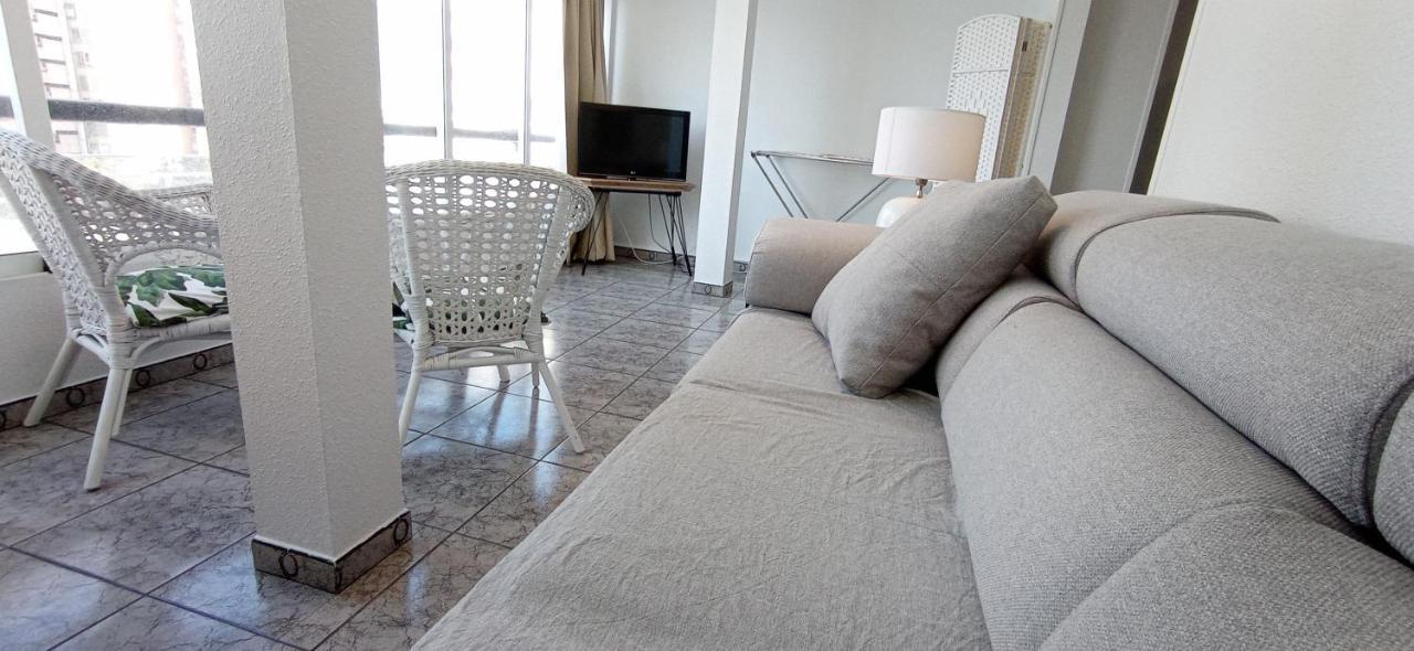 Mediterraneo, Muy Centrico, En Plaza Triangular, Soleado, Con Jardines Y Piscina Y La Playa Enfrente Andando, Con Parking Exterior Comunitario *