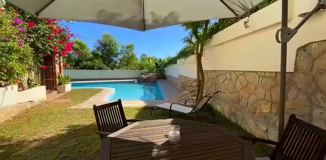 - Kitchen, Pool, Barbecue&large Garden