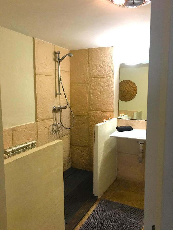 - Kitchen, Pool, Barbecue&large Garden *
