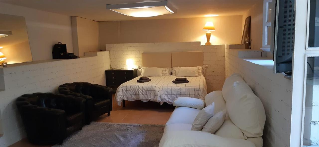 - Kitchen, Pool, Barbecue&large Garden