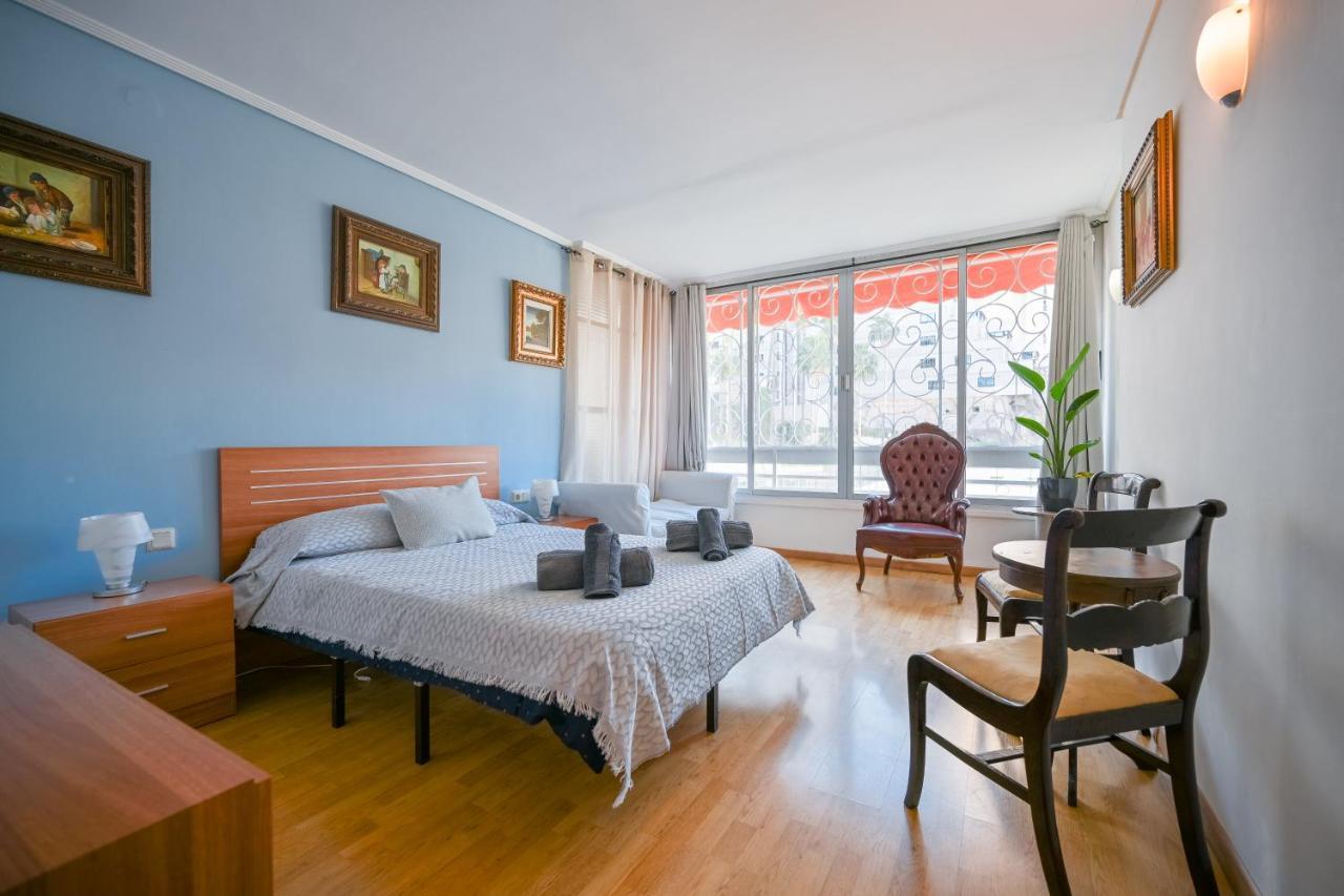 Beautiful Parque Loix 4 Bedroom Shared Pool, Tennis Court Apartment Benidorm