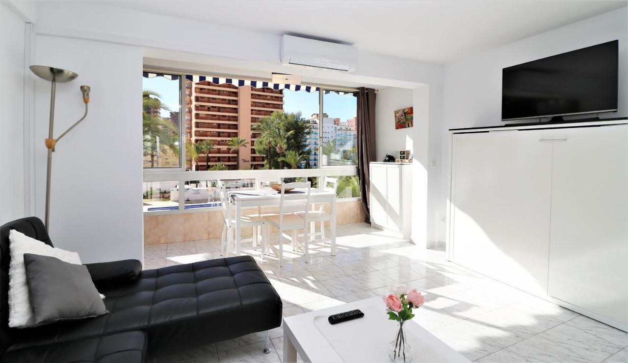 Versalles Pool Levante