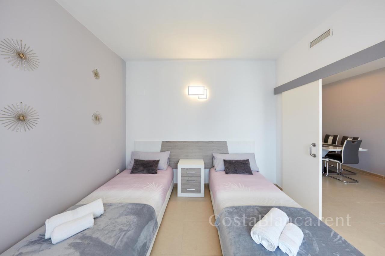 Executive 2 Bedroom Luxury By The Beach With King-size Bed *