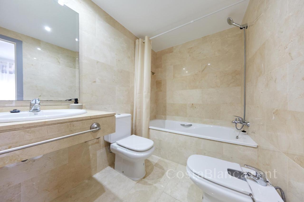 Luxurious, Newly-renovated Large 2-bedroom By The Beach Appartement *