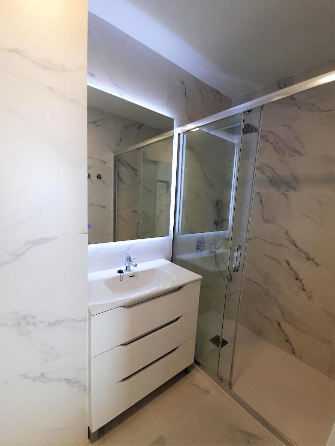 First Line Arenas C Apartment *