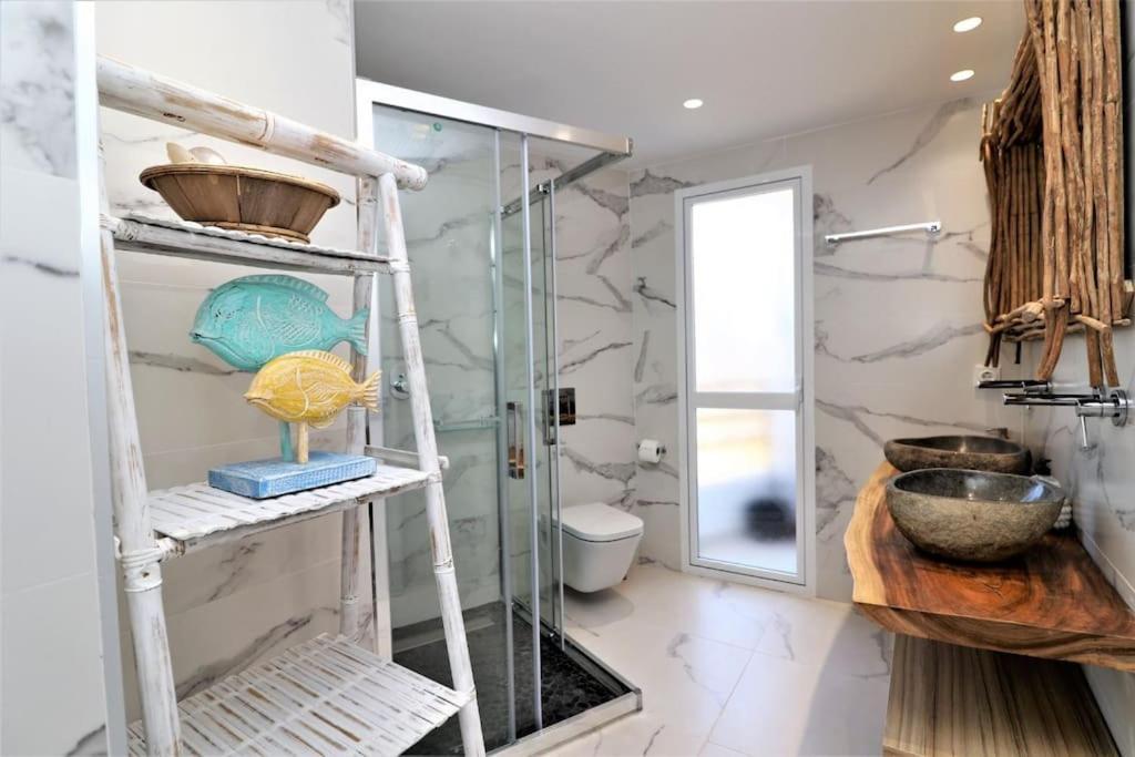 Apartment Luxurious 2-bedroom With Stunning Views, 1st Line On Levante Beach,
