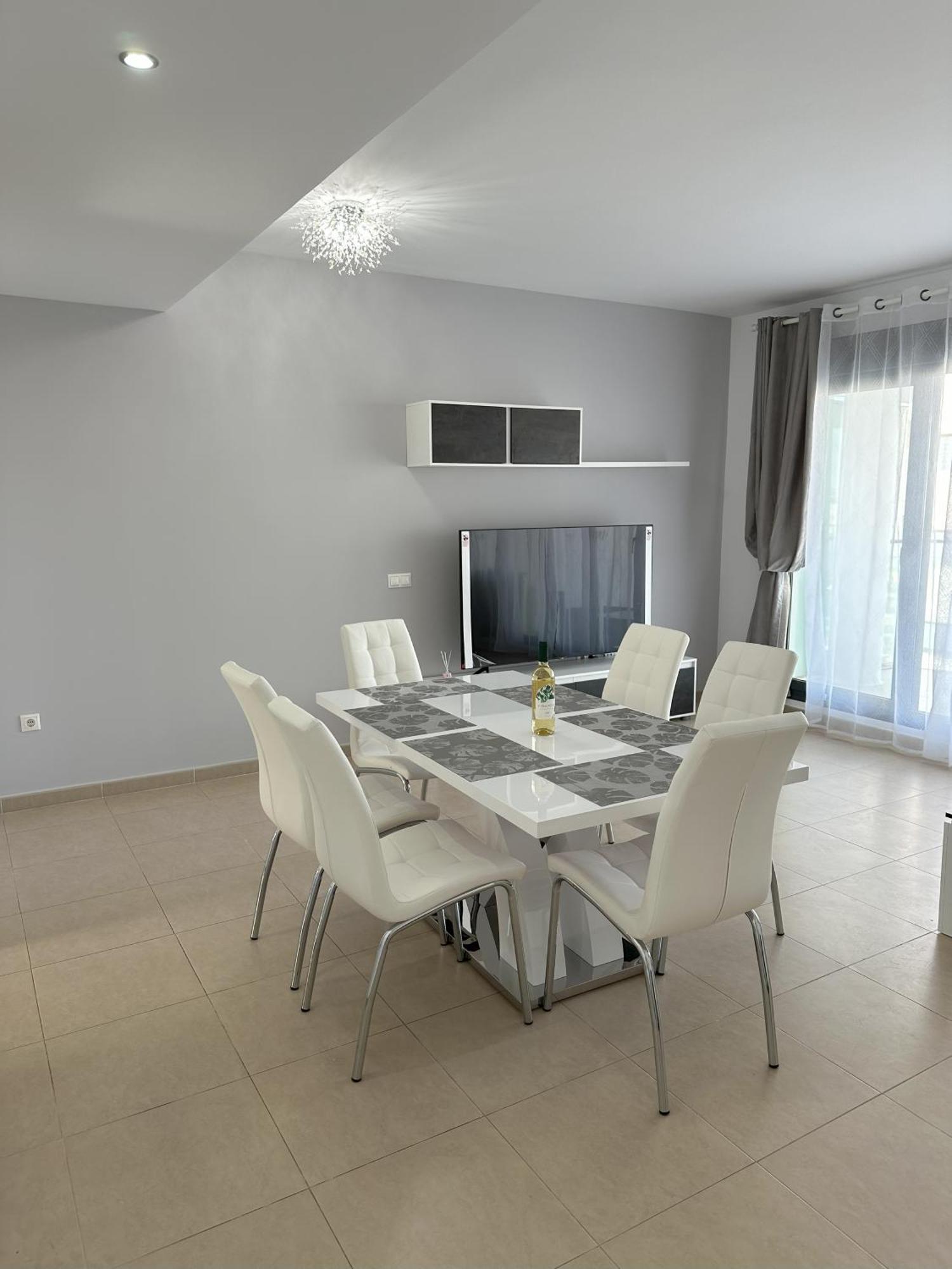 Luxurious, Newly-renovated Large 2-bedroom By The Beach Appartement