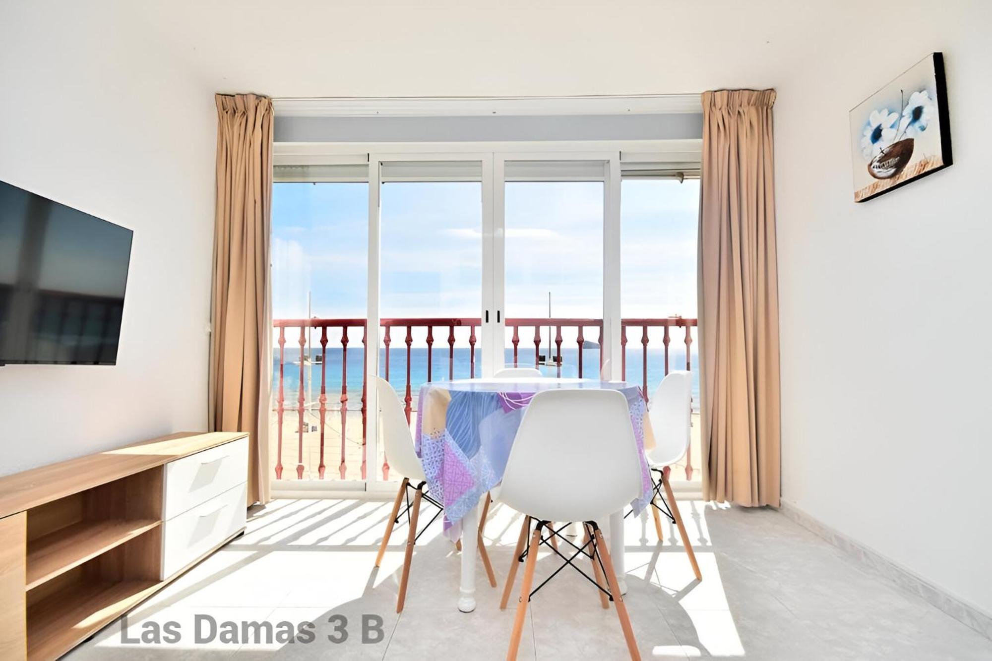 Damas 3b Front - Pool & Parking *