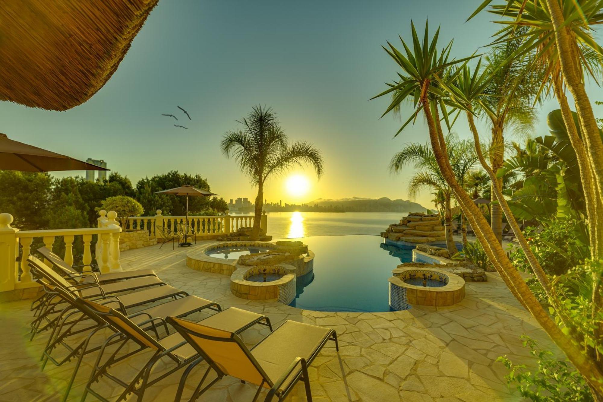 Villa Julieta Y Romeo By Bookirentals *