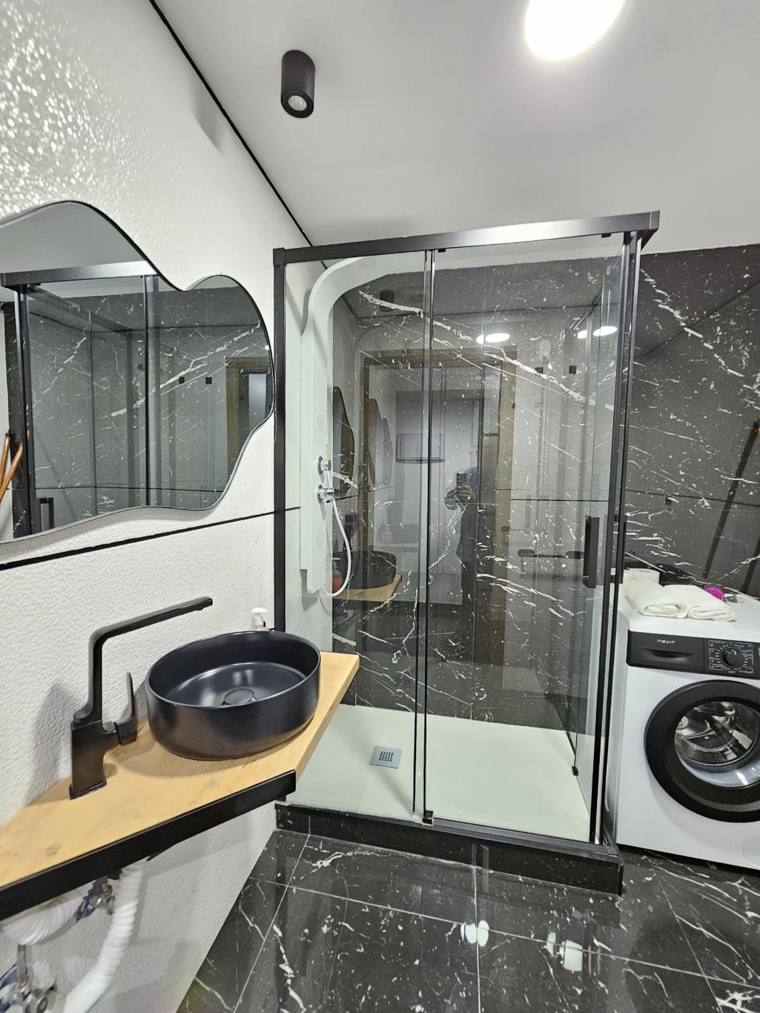 Black Apartamento