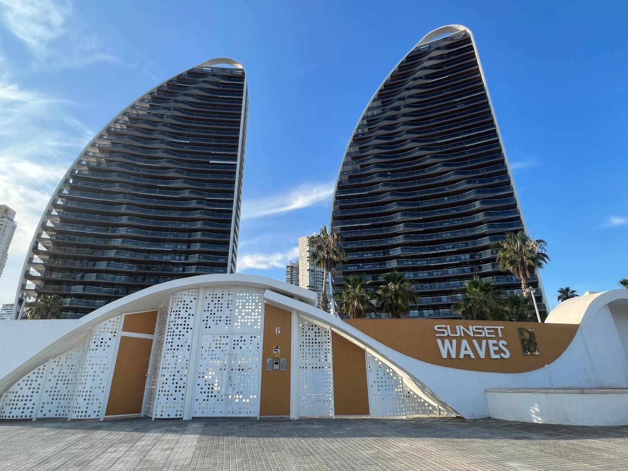 Sunset Waves Poniente