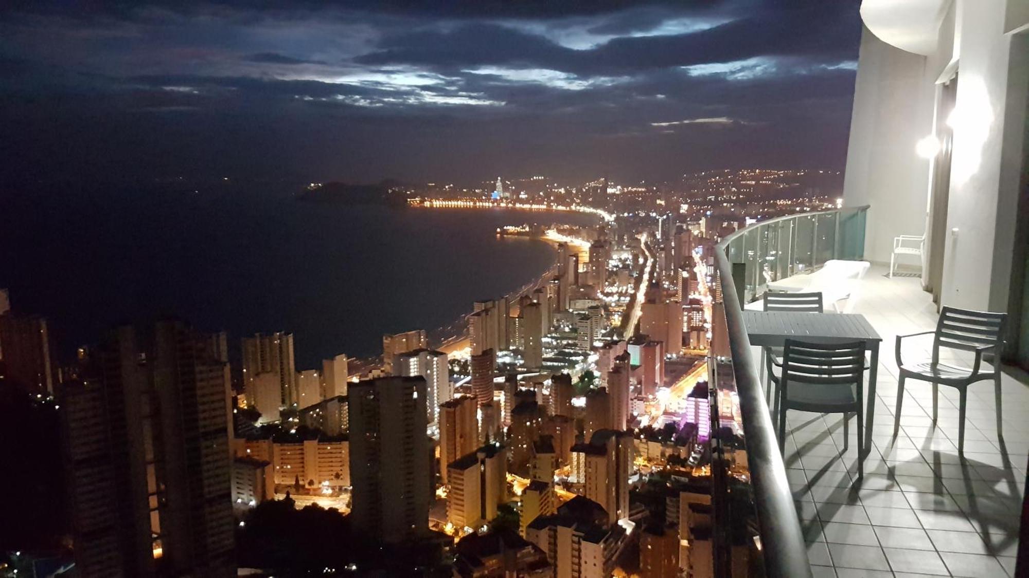 Deluxe Penthouse On The 42nd Floor With Amazing Sea Views Appartement