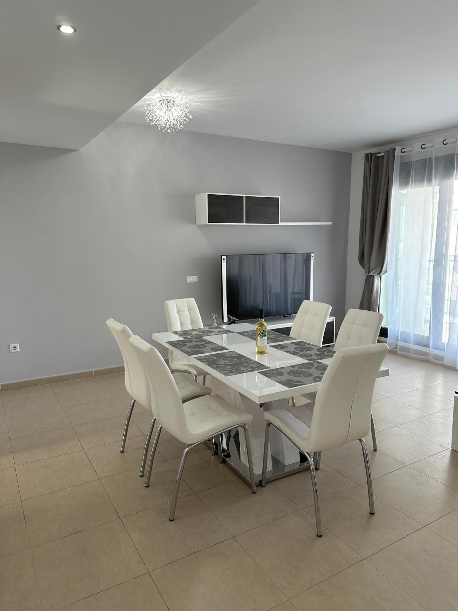 Luxurious, Newly-renovated Large 2-bedroom By The Beach Appartement