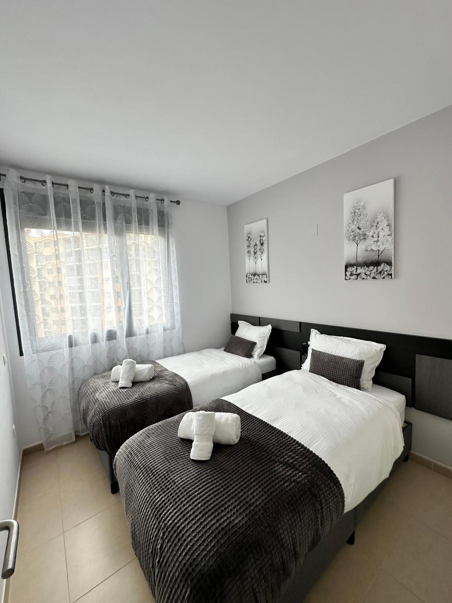 Luxurious, Newly-renovated Large 2-bedroom By The Beach