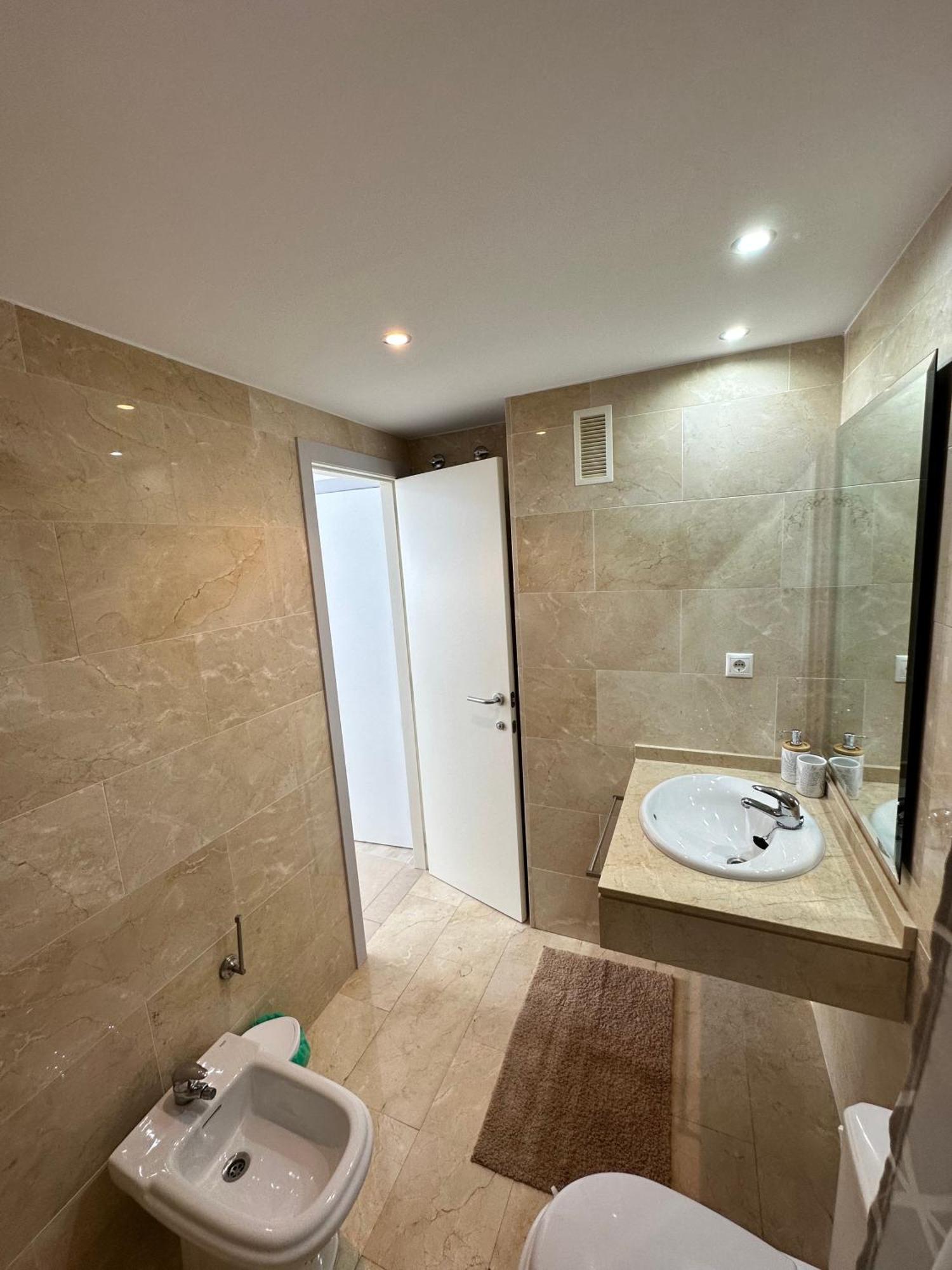 Luxurious, Newly-renovated Large 2-bedroom By The Beach Appartement