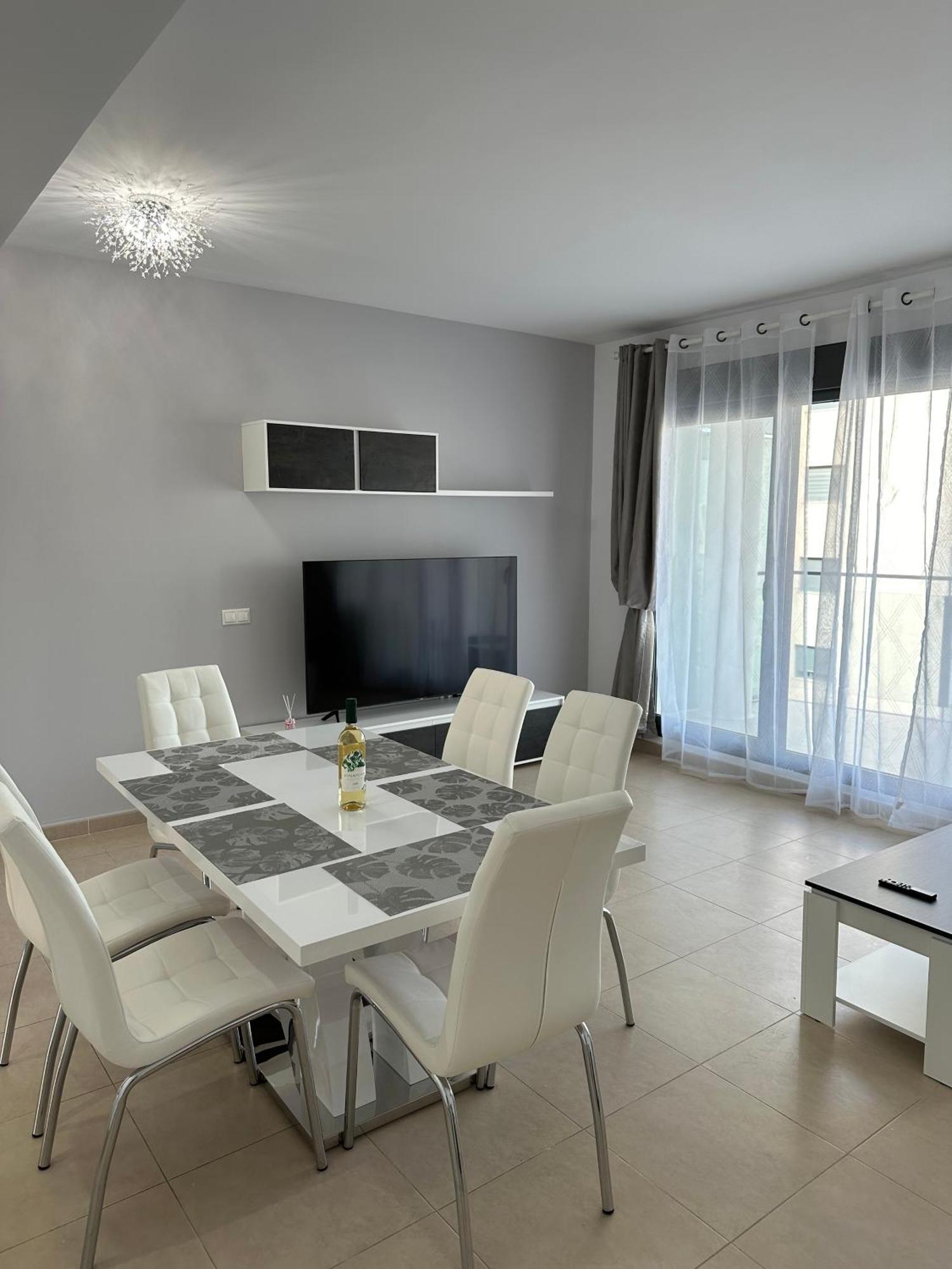 Apartment Luxurious, Newly-renovated Large 2-bedroom By The Beach *