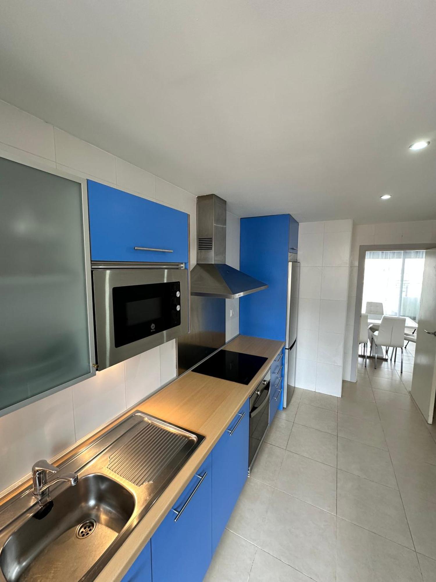 Luxurious, Newly-renovated Large 2-bedroom By The Beach *