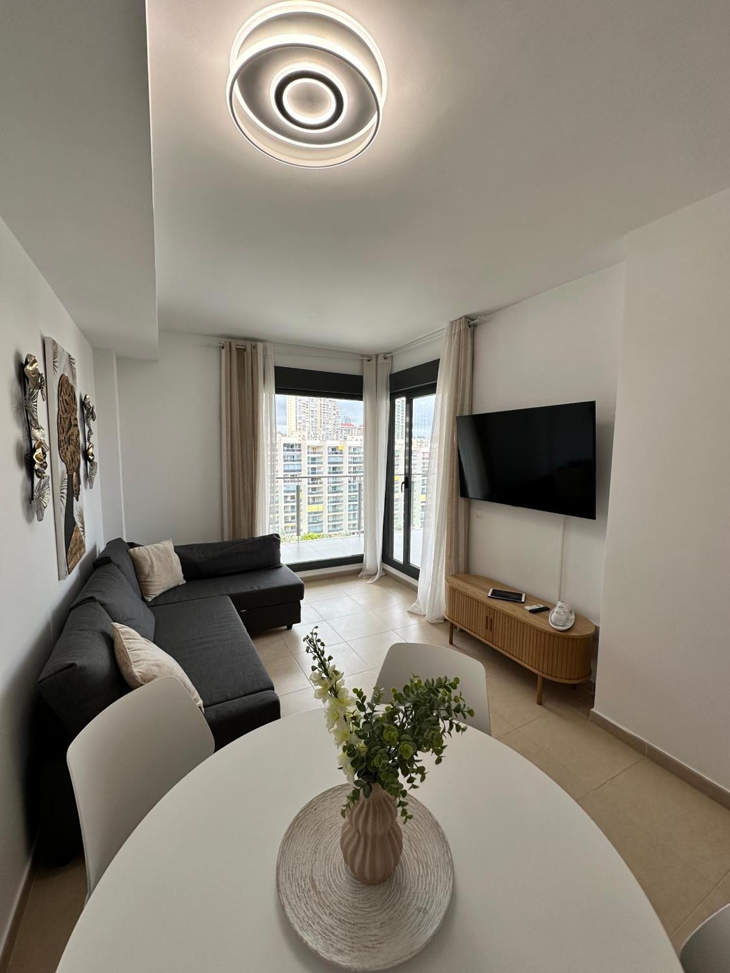Apartamento Beachside Luxe 1br: New & Chic Benidorm