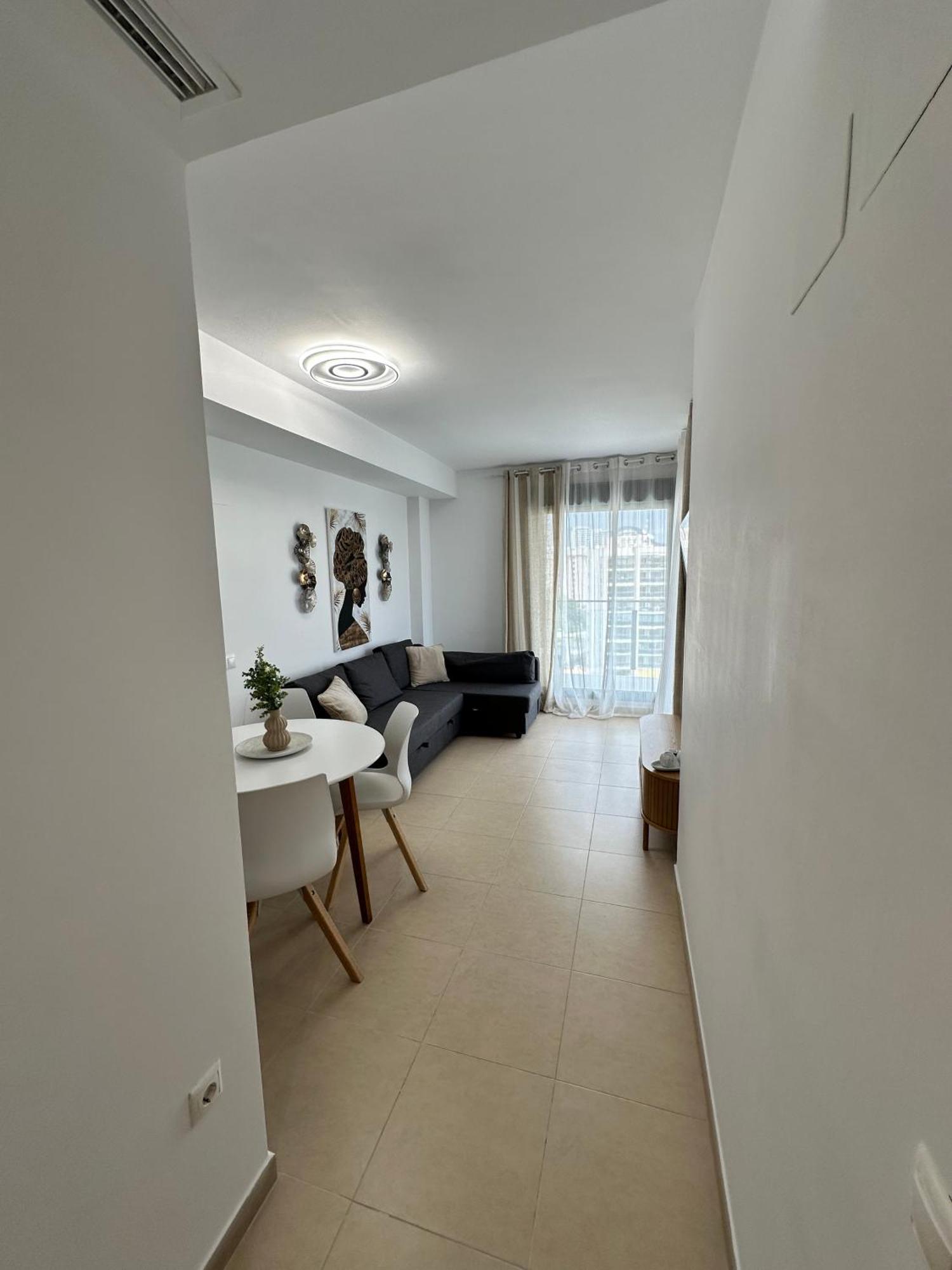 Beachside Luxe 1br: New & Chic *