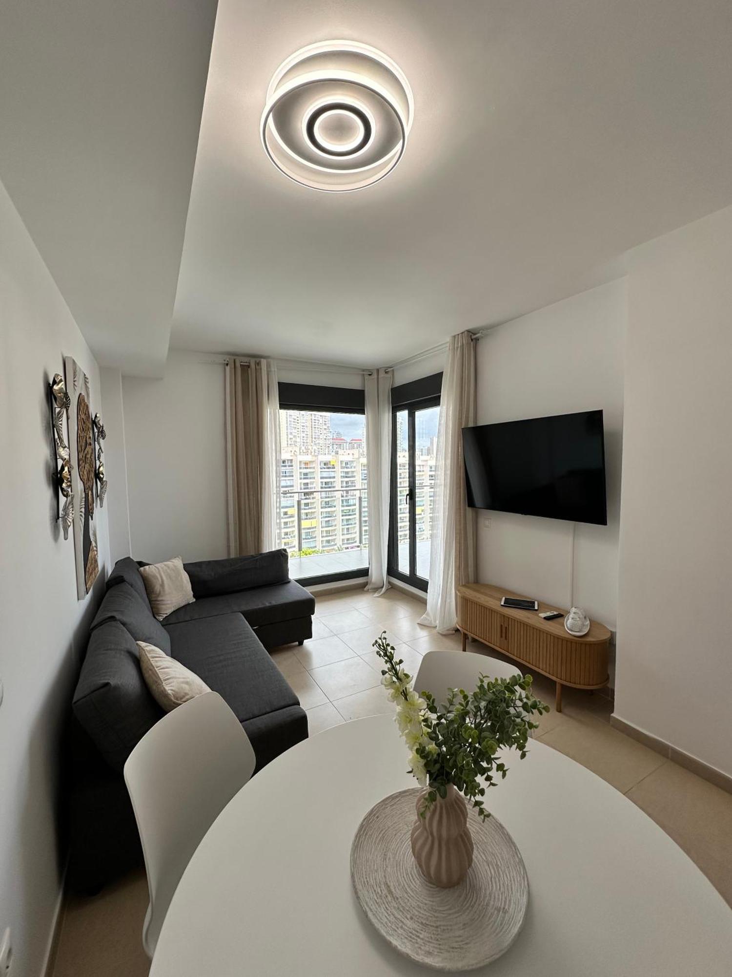 Beachside Luxe 1br: New & Chic Benidorm