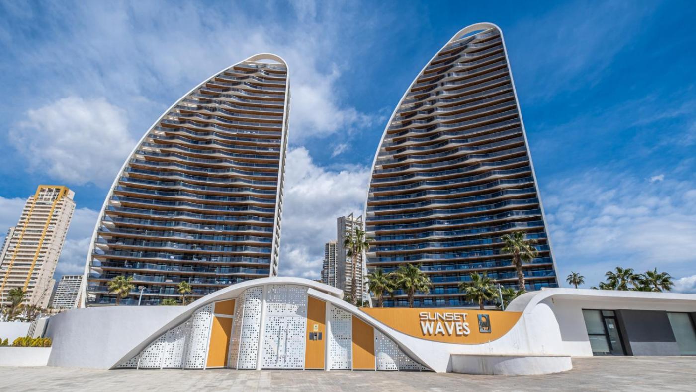 Familiar - Sunset Waves -grupo Ami Appartement