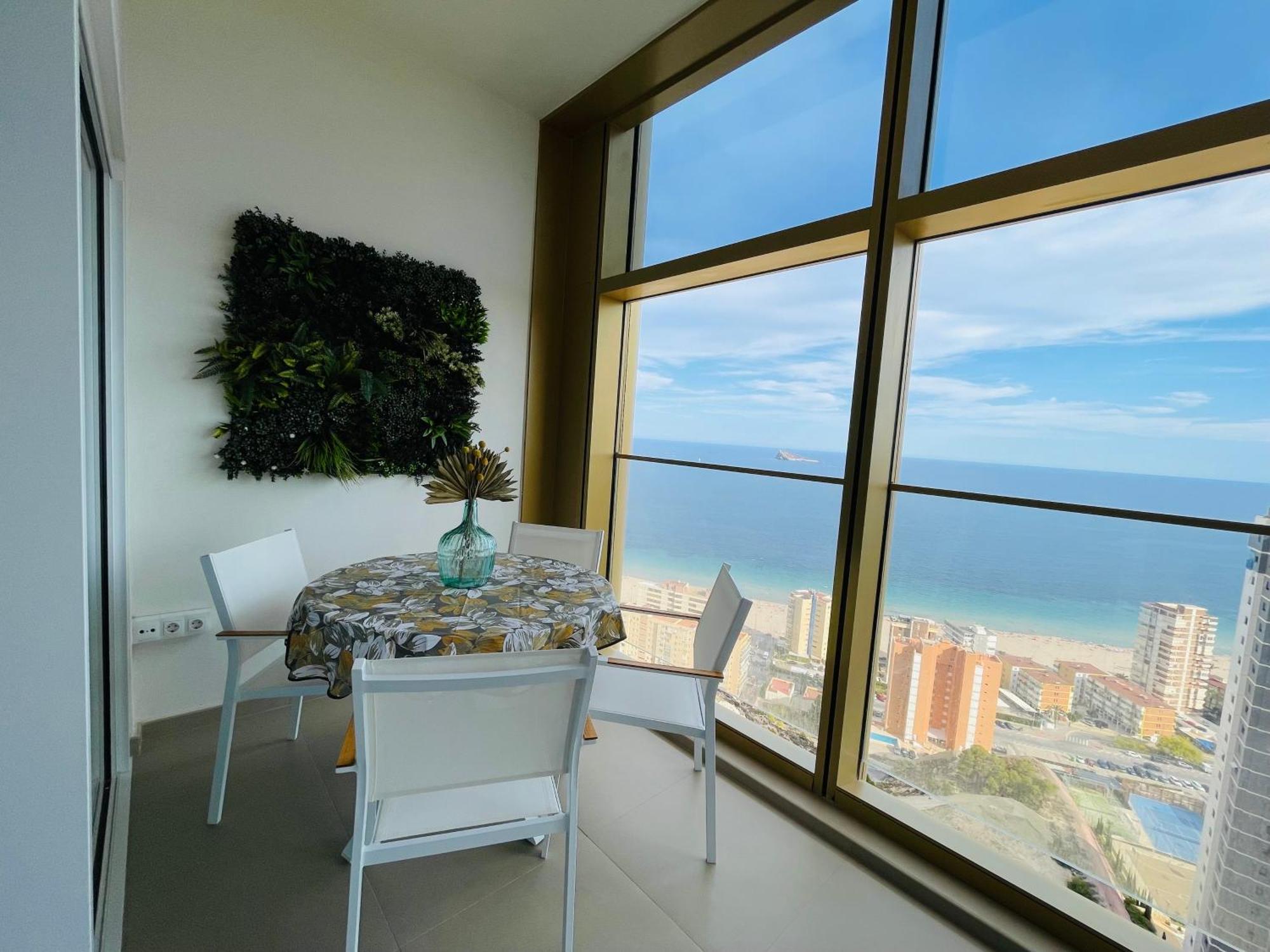 Intempo Sky: Surcando El Cielo * Benidorm