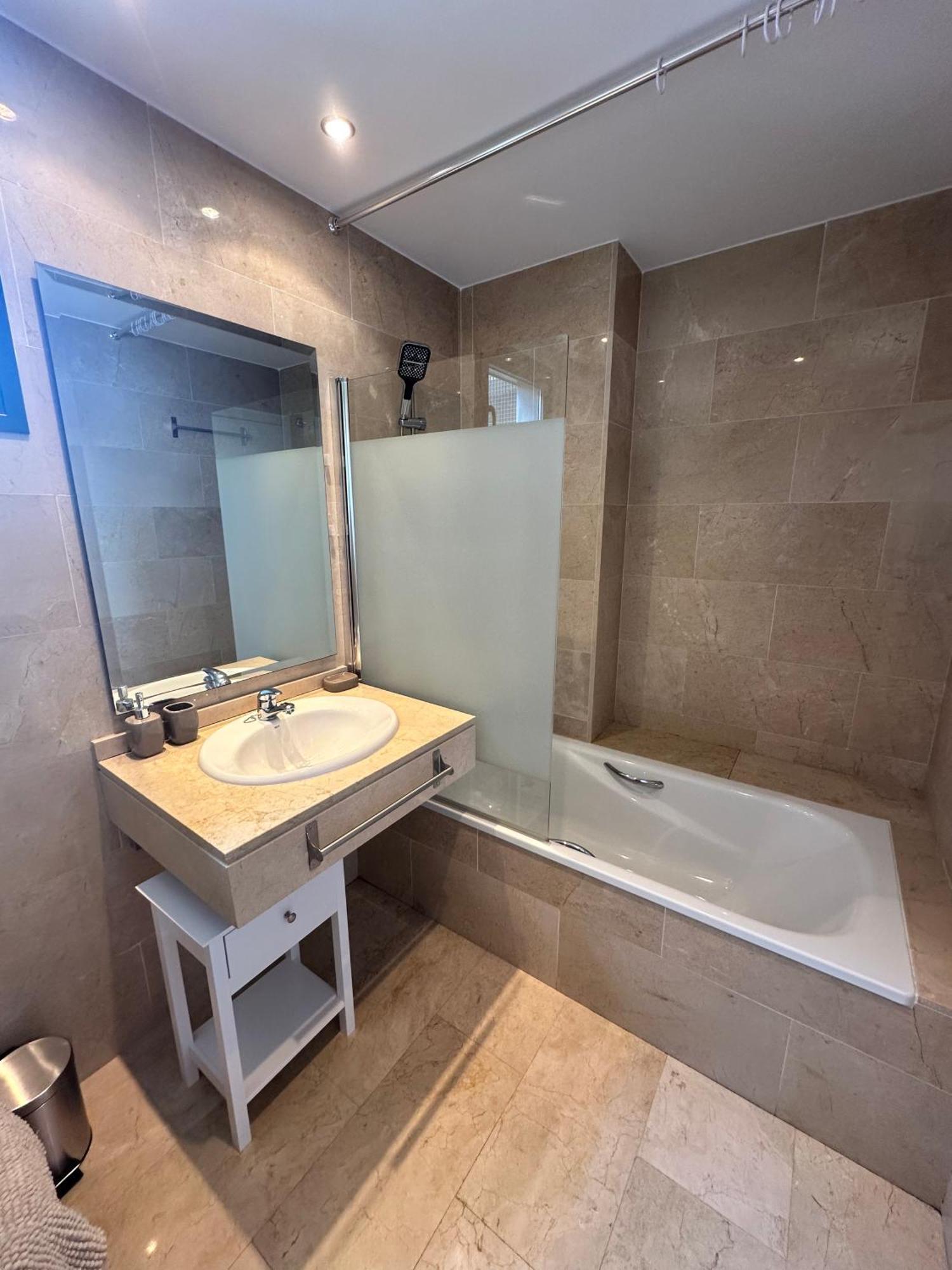 Luxury 3 Bdr By The Beach Appartement *