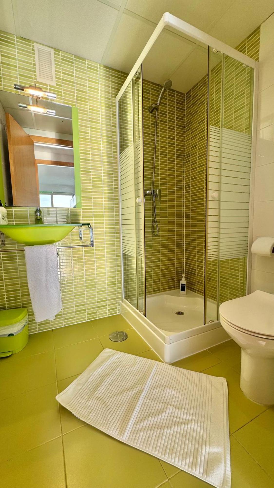 Apartment Highrise With Stunning Views From Private Balcony 85 *